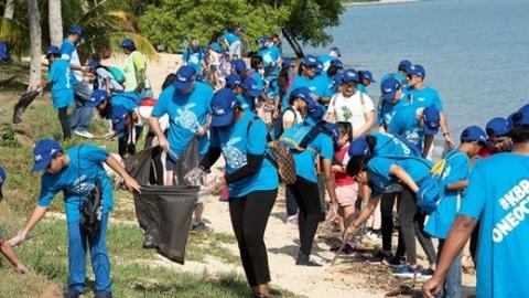 KBR’s One Ocean team of volunteers cleaning up a beach